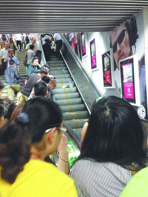 婴儿车卡住地铁扶梯10人摔伤 无障碍电梯乘坐难再引关注(图)新闻中心