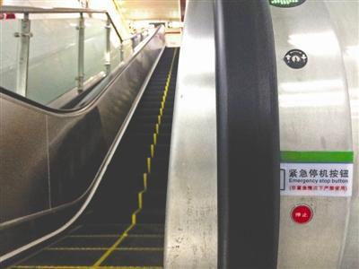 老年乘客在地铁电梯上摔倒 孕妇按下紧急开关